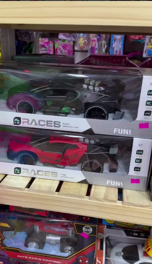 Productos de limpieza en góndolas